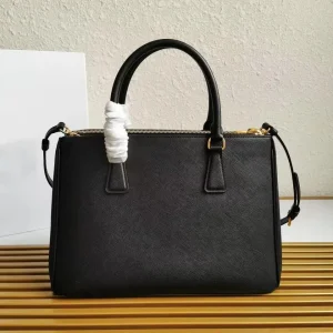 2024 New Luxury Korean Edition Genuine Leather Wide Crossbody Small Bag Headpiece Layer Cowhide Fashion Simple Small Square Bag